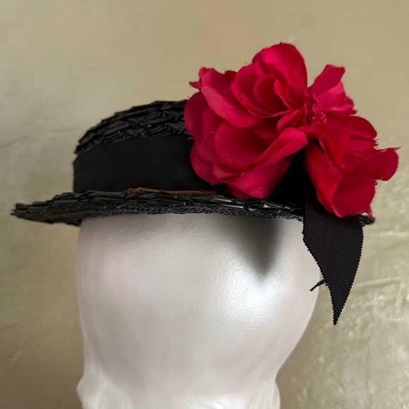 DELIGHTFUL 1940s\' BLACK STRAW HAT WITH TOP OPENING + RED FABRIC FLOWERS main image 4